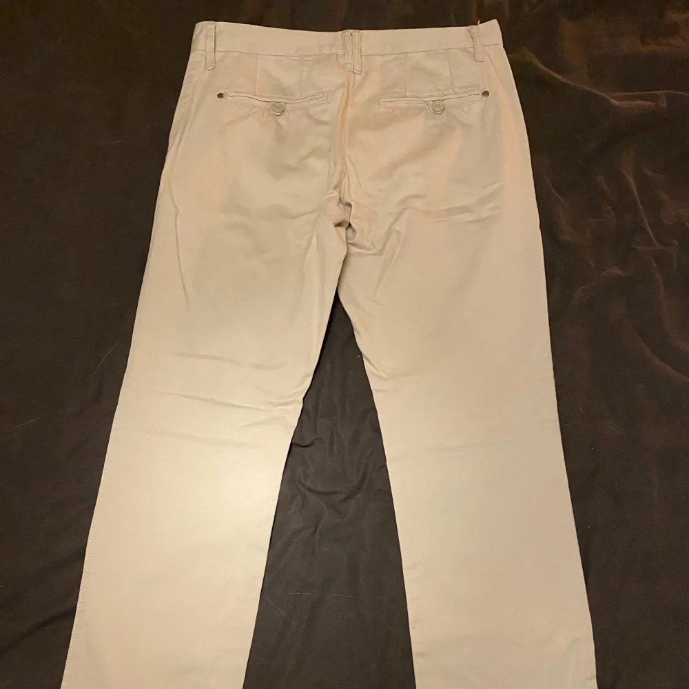 Beiga chinos i storlek 31/32. Fint skick och använda endast ett fåtal gånger.. Farkut & Housut.