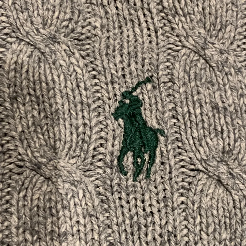 Grå Ralph Lauren tröja i bra skick!  Lite nopprig och har täcken på användning men är väl omhändetagen!  Storlek: S . Stickat.