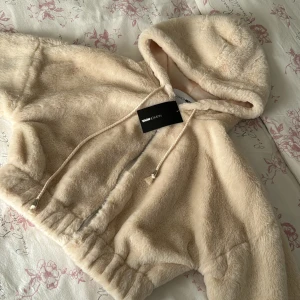 Super söt päls jacka! - Säljer denna söta päls jackan som tyvärr inte hann komma till användning alls! Helt ny med prislapp kvar köpt från fashionnova! Jackan är i samma färg som på bilderna från butiken bara att de lite dåligt ljus i rummet! Nypris: 400 och helt slutsåld!💗