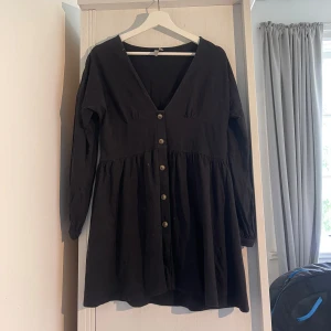 Söt klänning  - super söt klänning ifrån ASOS, storlek 38 men liten i storleken och passar nog bäst till någon som är under 165🖤jätte skön!