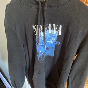 Svart hoodie med tryck  - Skick 9/10  Nypris 299kr