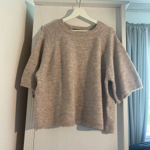 Stickad tröja - Fin stickad tröja med trekvartslånga ärmar, Super fin och jätte skön. Bara använd några få gånger!🤎