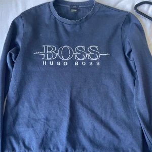 HUGO BOSS TRÖJA - Den är ny och i bra skick. Använt den några gånger men har blivit större så den passar inte. Den är i storlek M fast den är slimfit så det passar de som har s med. 