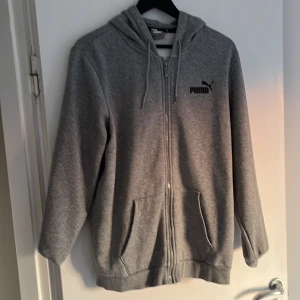 Puma tröja  - Säljer min puma tröja då jag fick den i present men är inte riktig min still 