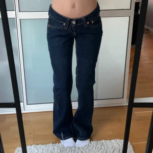 Lågmidjade Bootcut jeans Levis  - Mörkblåa Lågmidjade jeans från Levis. Storlek w27 L32. Innerbenslängd:78 midjemått: 35x2 stretch till 37. köp sker via köp nu, jag postar inom 24h. Kvar tills markerad såld 