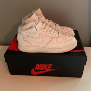 Nike air force 1 - Ett par riktigt fresha Nike air force 1 som är behandlade invändigt som utvändigt ❗️❗️