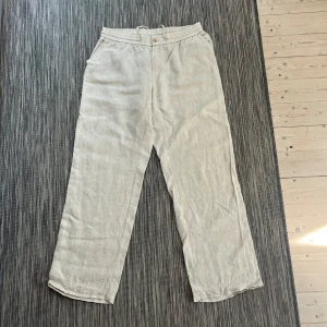 Linnebyxor - House of Sthlm Linnebyxor, storlek L. Uppsydda litegranna och passar mig som är 189 lång och 83kg 👍🏼  Säljer för de har aldrig kommit till användning.