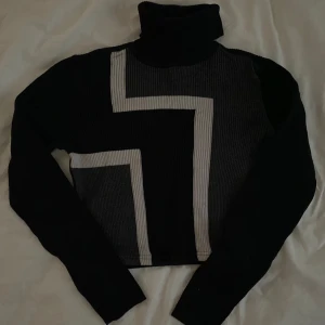 Långärmad croptop med turtleneck - Rippad långärmad vintage croptop med turtleneck!🤍 Pris ej inkl. frakt, kan även mötas upp i Stockholm! 