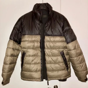 Dunjacka från H&M - Helt ny - Säljer en grön/svart lätt dunjacka som passar perfekt till hösten. Lagom varm och ventilerande.   Köptes i våras men aldrig använd.   Storlek Large. Passar 170cm-185cm.   Nypris 800kr Mitt pris 495kr