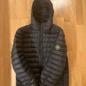 Stone Island jacka - En riktigt skön Stone Island jacka i perfekt kvalite. Använd då och då förra vinter. Skriv om du har några frågor, pris kan diskuteras.