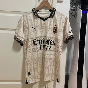 Milan Rafa Leão tröja - Vit och guldig Milan tröja i perfekt skick helt ny . Rafa Leão 10 på ryggen 