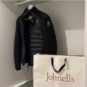 Svart jacka från Parajumpers - Snygg parajumpers cardigan i 10/10 skick. Dm för fler funderingar.