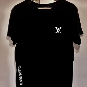 Tröja med LV tryck - ‼️OBS‼️ Detta är INTE en äkta LV tröja! 💠Märke: ? (LV tryck på) 🔖Storlek: S 👩🏼‍🤝‍👨🏻Kön: Man ℹ️ - Kan mötas upp i Helsingborg 📍                                         Postas inom hela Norden! 📦   💬 - Hör av er vid ytterligare frågor!