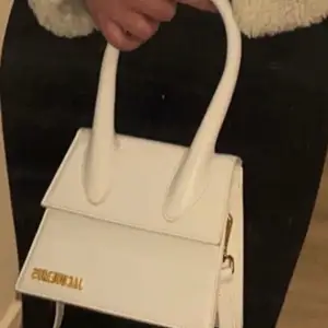 Vit jacquemus väska i modellen chiquito moyen. Alltså mellersta storleken. Köptes för 2 år sen från jacquemus egna hemsida. Kvitto, box, dustbag och bekräftelsemail tillkommer🌸🤍väskan är använd och har tappat lite färg på gulddetaljerna. 