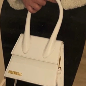 Jacquemus le chiquito moyen - Vit jacquemus väska i modellen chiquito moyen. Alltså mellersta storleken. Köptes för 2 år sen från jacquemus egna hemsida. Kvitto, box, dustbag och bekräftelsemail tillkommer🌸🤍väskan är använd och har tappat lite färg på gulddetaljerna. 