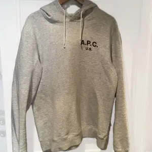 Skön A.P.C hoddie säljer då den inte passar. Bra skick.  Skriv gärna vid fler frågor😁