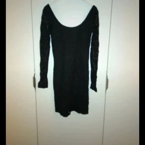 Klänning från Gina Tricot - Mycket fint skick  Svart klänning , lite off shoulder  I spets 