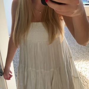 Vit volang klänning  - Säljer min jättesöta volang klänning från zara, den är i fint bra skick. Den är i storlek xs! (står ej för frakt) 