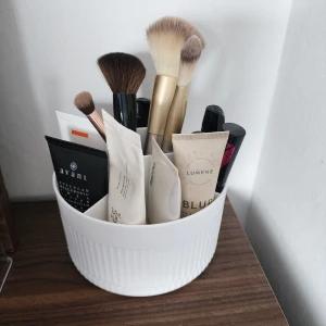 Roterande sminkförvaring - Helt ny roterande vit sminkförvaringslåda. Mycket rymlig.