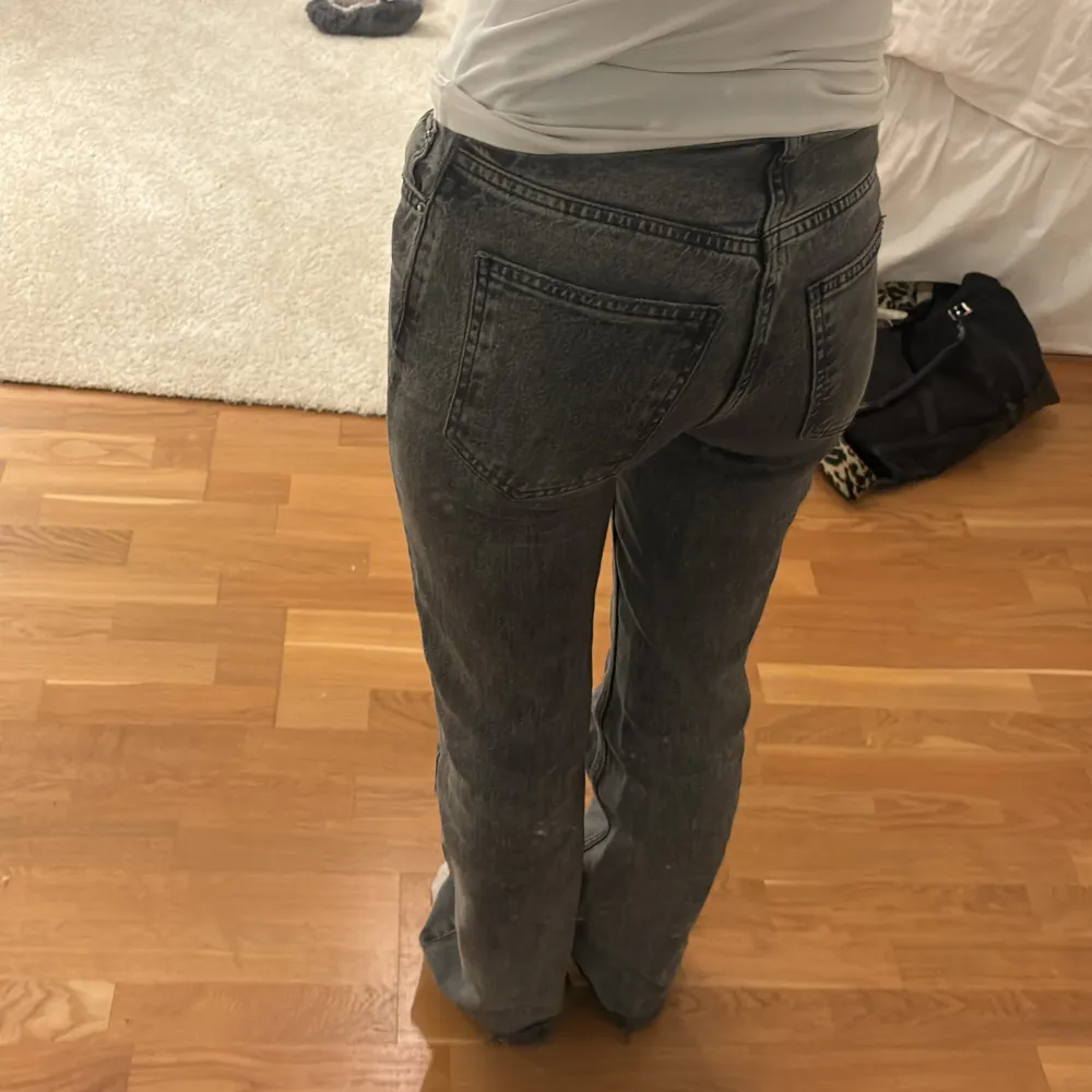 Säljer ett par grå jeans, en blandning mellan utsvängda och raka. De är i bra skick, och har inte användts många gånger ❤️❤️. Jeans & Byxor.