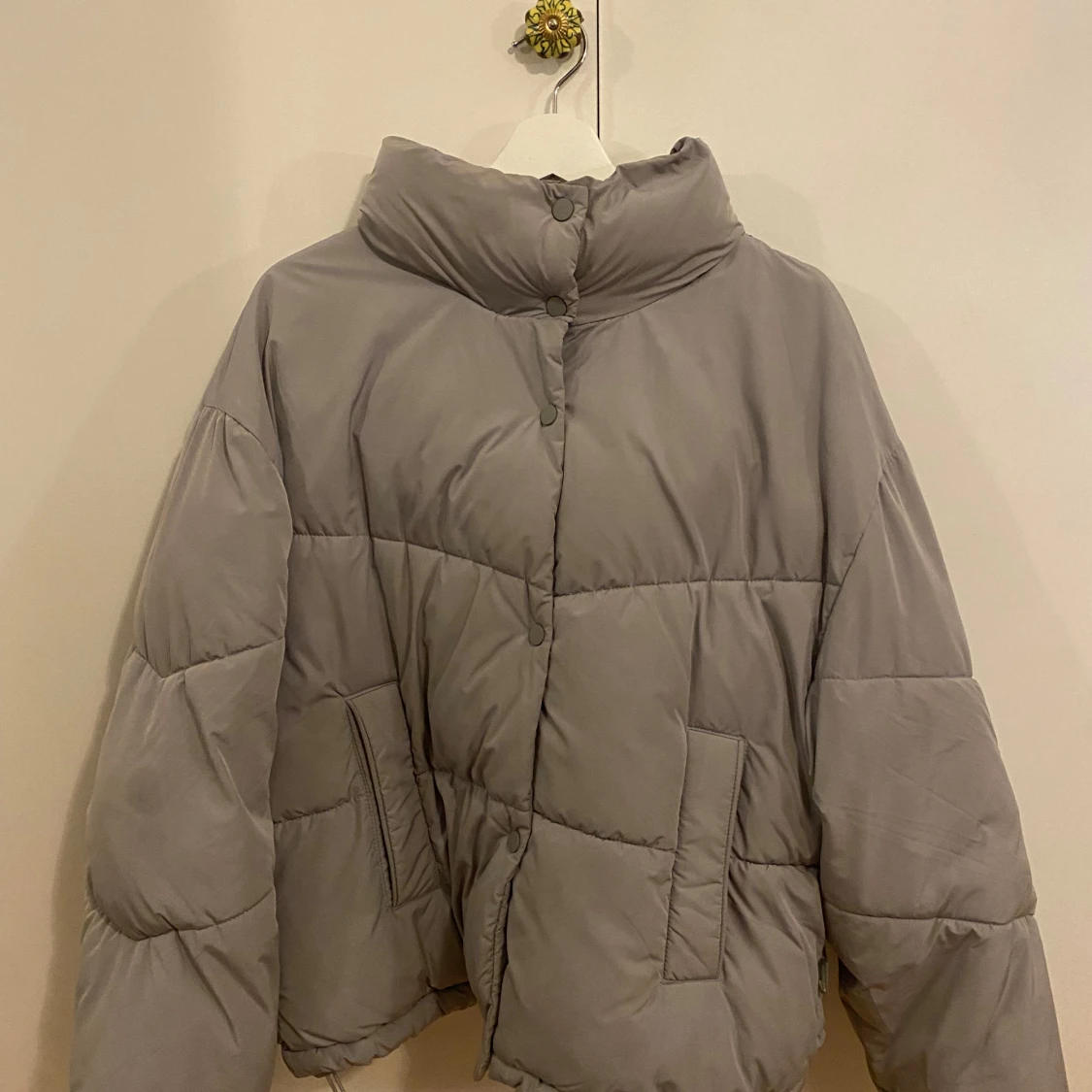 Ljusgrå puffjacka från pull&bear st M.