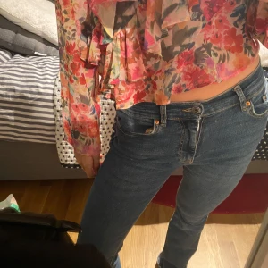 Low waist Bootcut jeans  - Low waist Bootcut jeans  Jag är 1,66 Midjemått ca 37 cm och innerbenslängd ca 80 cm