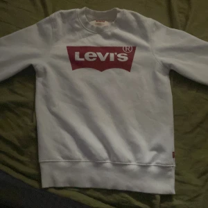 Vit Levis lång armad  - Vit Levi lång armad perfekt för hösten.