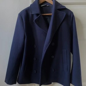 Kappa - Jätte fin marinblå kappa till hösten  Köpt förra året i september i st 32/34 men skulle säga att den sitter som en S Kan förekomma katthår men inget annat märkvärdigt då den är i väldigt bra skick💙