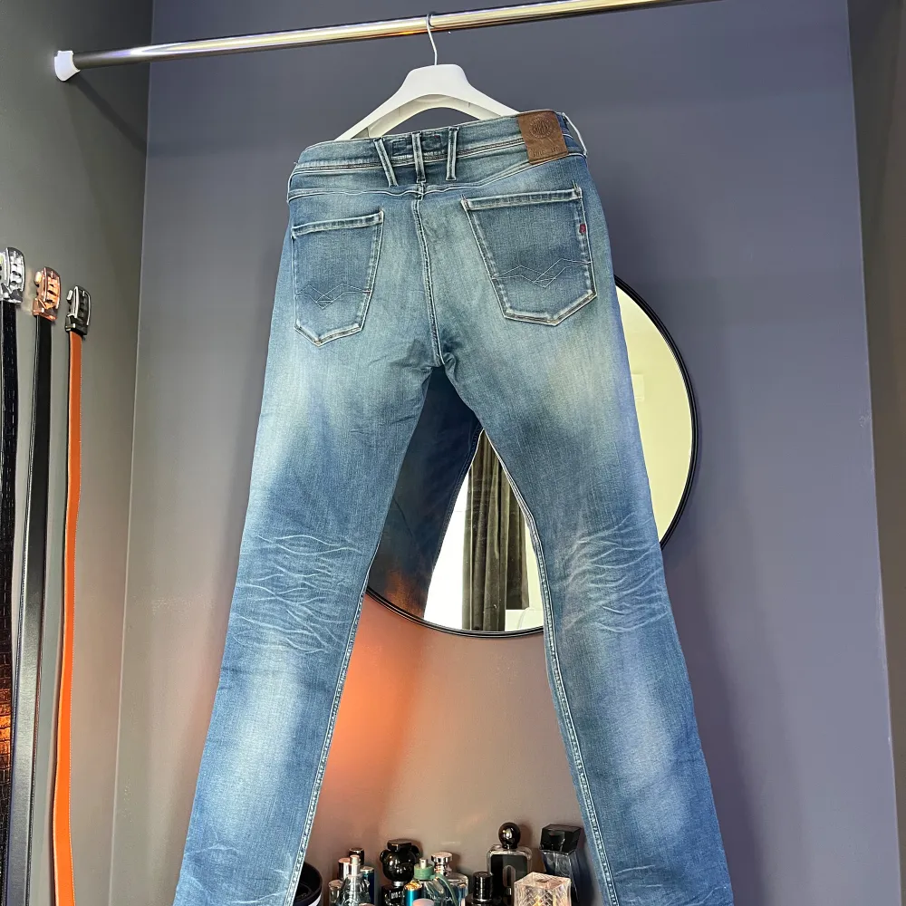 Säljer ett par snygga blå jeans från Replay. De har en klassisk design och en cool tvättad look. Perfekta för både vardag och fest! 🕺. Jeans & Byxor.