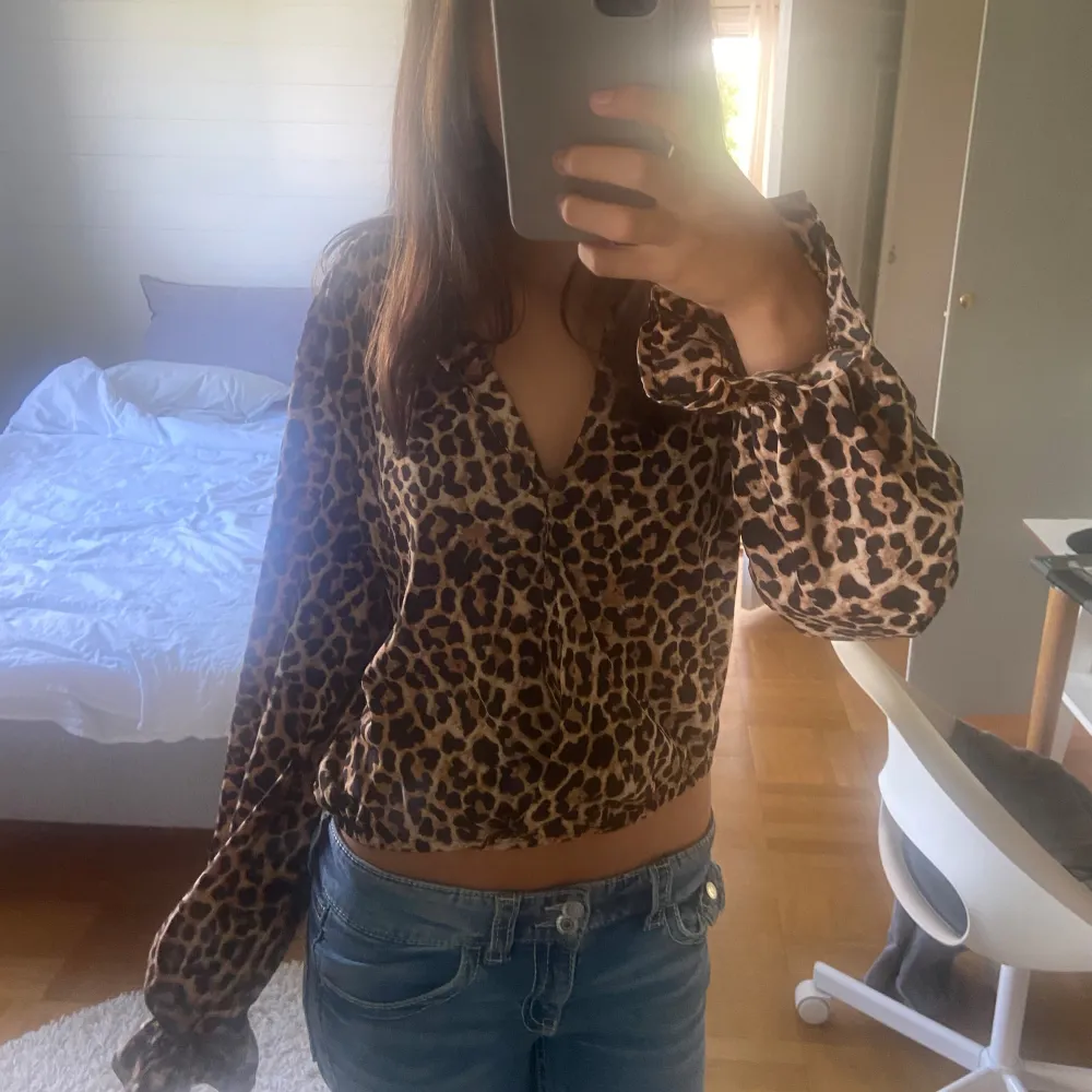 Säljer en superfin leopardmönstrad blus med långa ärmar. Den har en v-ringad design som ger en snygg look. Perfekt för en utekväll eller fest! Storlek xs men funkar perfekt till s också. Blusar.