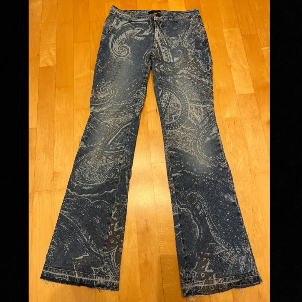 Utsvängda jeans med låg midja storlek S. Coolt mönster . Jeans & Byxor.