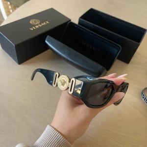 Versace solglasögon - Helt oanvända solglasögon.  Pris kan diskuteras vid snabb affär! Möter helst upp om du kan!