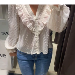 Vit blus zara - (Inte min bild) säljer denna jättefina blusen från zara då jag nästan aldrig använt den, storlek M men är som en S tycker jag 💕💕