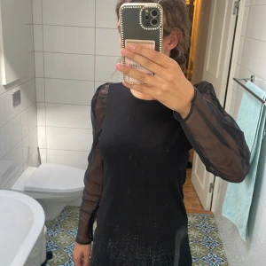 Festopp - Jättefin festopp med puff armar  Med lite silkesliknade tyg Bekväm Inga defekter o i bra skick 