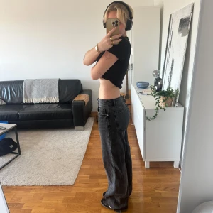 Svarta jeans från zara  - Ett par svarta jeans från zara. Jätte fina och långa i passformen. Har tyvärr trampat upp lite av byxorna som ni ser på bilden. Men passar mig som är 168 med väldigt långa ben. 