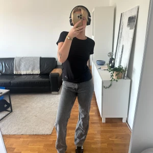 Gråa jeans från NA-KD  - Ett par gråa jeans från NAKD. Aldrig använda. ”Sne” dragkedja. Det syns dock inte ifall man har en tröja över. Jätte fin färg och passar bra i längden till mig som är 168. 