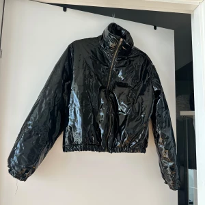 Jackan  - Din stil behöver inte bli lidande för att det är kallt ute. Klä dig varmt med stil i jackor ur vår petite-kollektion. Här finns ytterplagg för våra babes som är under 160 cm och vill klä sig i trendiga kläder som sitter perfekt. Känn dig riktigt fin 