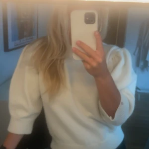 Cremevit Stickad tröja - Säljer min jättefina stickade tröja med kortare ärmar då jag inte får tillräckligt med användning för den tyvärr💕 endast använd en handfull gånger, mycket fint skick