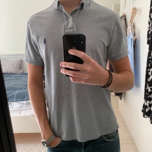 Ralph Lauren Piké  - Säljer denna snygga Ralph Lauren pikén just nu✅. Pikén är använd men har inga defekter. Storleken är L slim fit men passar M. Tveka inte på att höra av er vid frågor😁
