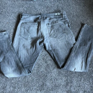 Dondup George jeans  - Tjena säljer ett par snygga Dondup jeans, modellen George. Size 35, anledning till att jag säljer jeansen är för att dem inte passade speciellt bra, säljer dem till bra pris pga av att D på ena fickan trillat av. Ett perfekt par inför hösten. Unika!