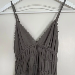 Kort Klänning - Supersöt grå klänning som formar kroppen jättefint! Knappt använd.