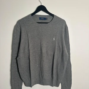 Grå finstickad tröja Ralph Lauren - Grå finstickad tröja från Ralph Lauren i fint skick. Använd fåtal gånger. Storlek L
