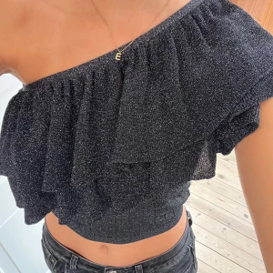 Festtopp - Glittrig topp från Mango. Knappt använd. 