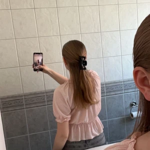 Blus - Använd bara några gånger!  Inte trasig elelr något. Inte genomskinlig!! 200kr