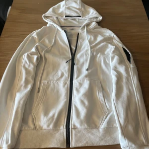 Cp company kofta - [ Cp company kofta [] Skick - 8/10 (skaften på snören är sönder) [] Storlek - M passar S [] Pris - 1000kr ]  Vid frågor eller något du undrar över gå via PM. mvh Z.L 