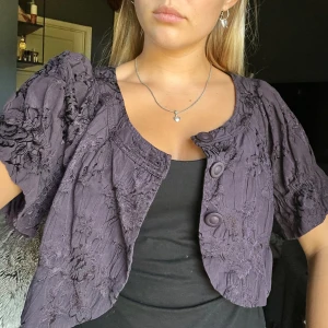 Belero - Säljer denna super coola mörk lila boleron!!! 💜