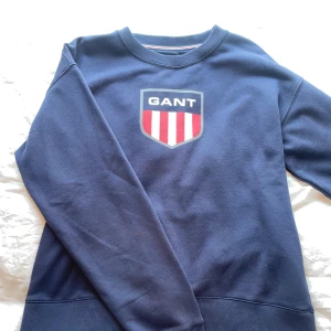 Mörkblå Gant Sweatshirt - Mörkblå Gant Sweatshirt, storlek 176cm. 