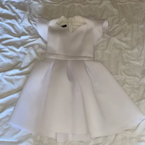 Vit klänning  - Jätte söt klänning som bara använts 1-2 ggr och kommer tyvärr inte till användning längre.