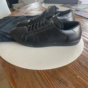 Saint Laurent skor - Ett par feta svarta saint Laurent skor, som kan matcha med allt. Bara använda ett fåtal gånger, där med är skorna som i ny skick. Allt kommer med förutom boxen då vi slängde den. Hör av er vid frågor
