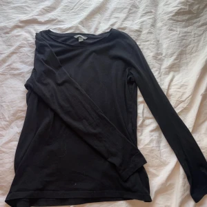 Långärmad svart tröja  - Bra skick, storlek M, Långärmad svart tröja från Åhléns.